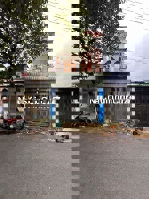 Nhà 4 phòng ngủ dt 135m2. Có đất trống trồng Rau phía sau