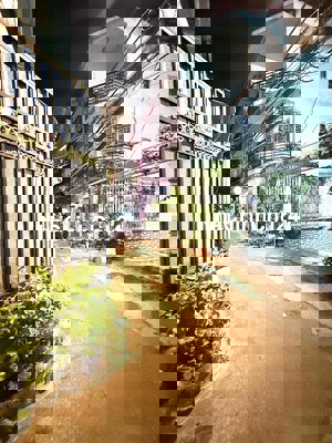 Bán nhà hẻm xe hơi, xây 2 lầu kiên cố.Sổ hồng KDC hiện hữu. Chính chủ