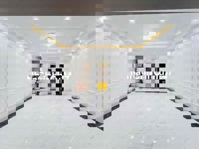 Bán Nhà Ngay Ngã Tư Sở - Thang Máy - Cách Mặt Phố 70m