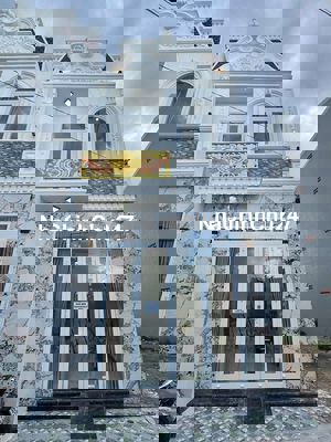 Nhà lầu 2 mặt tiền xây mới gần đại học FPT và BV Nhi đồng