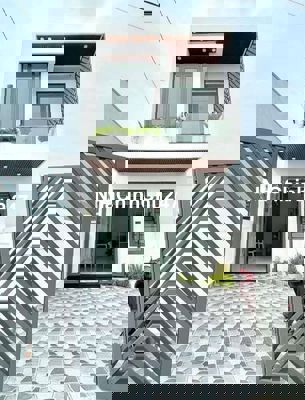 Nhà mới xây ngay mặt tiền đường. SHR. Giá còn thương lượng