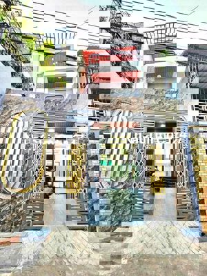 bán nhà 1 trệt 1 lầu 1 tum. Tp Dĩ An. Bình Dương