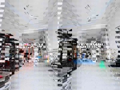 Cần bán gấp Nhà: ngang5.5m dài 32 m 3 tầng Ao Đôi