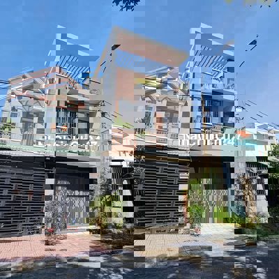 Bán nhà tâm huyết xây kiên cố . Đầy đủ nội thất, đối diện công viên