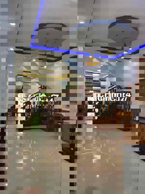 Bán nhà 2 Tầng - Dt 100m2 - Đông Nam giá tốt.