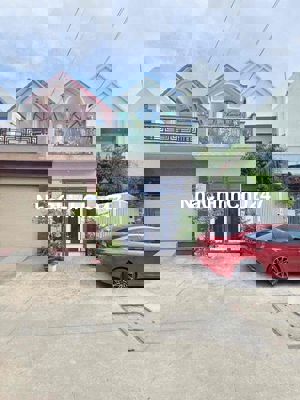 chinh chủ bán nhà đường bê tông 10 m , gần siêu thị bigc dĩ an