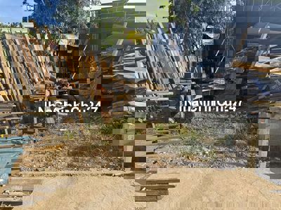 Đất cách đuờng cmt8 vài buớc chân