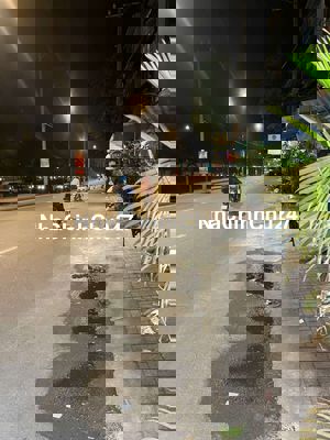 Cần bán nhà ở chính chủ, vị trí kinh doanh tốt