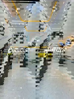 Chính chủ gửi nhà bán SHR ngay chợ huế. Nhà sơn sửa đẹp