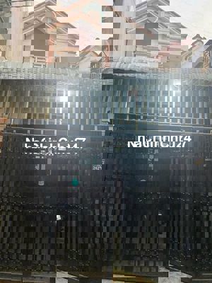 CHỦ NGỢP CẦN RA  CĂN NHÀ TRONG KHU DÂN CƯ , XE HƠI ĐẬU TRONG NHÀ