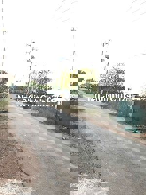 Cách khu cộng nghiệp Bàu Xéo 950m. Cách đường Nguyễn Hoàng 700m.