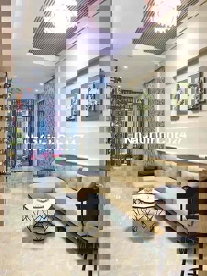 nhà dân xây. oto đỗ cửa vào nhà. full nội thất ở sướng