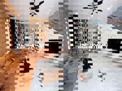 Bán Gấp! Phân lô Nguyên Hồng, Ô tô tránh, kinh doanh, 55m2, 14.7 tỷ