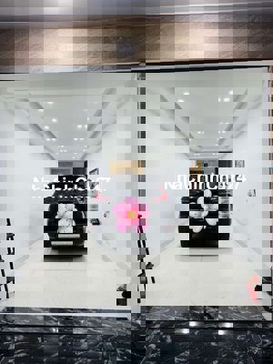 Bán nhà phố Ngọc Lâm, thang máy, gara ôtô, full nội thất.