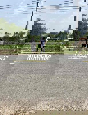 Chủ ngộp cần bán gấp lô 1300m2 có 100 thổ,mặt tiền DH722,giá 990 triệu