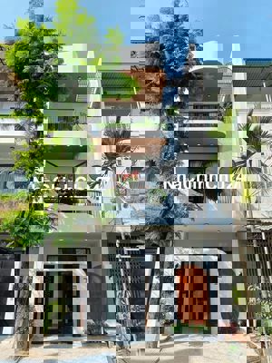 NHÀ 1 TRỆT 2 LẦU–150M²–TRUNG TÂM TP. TD1–SỔ HỒNG RIÊNG–FULL NỘI THẤT