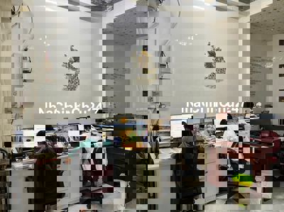 Nhà mặt tiền 4,2m x 12,8m nở hậu 5,5m.