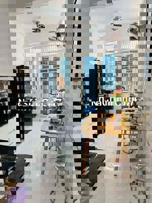 Bán nhà 3 tầng 5 phòng ngủ Nguyễn Biểu, cạnh Quận 1