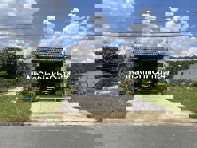 Nhà mặt tiền chủ đang ở, dân cư đông, kinh doanh buôn bán được.