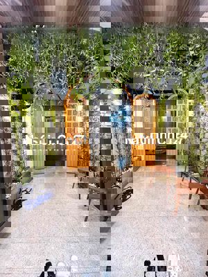 NHÀ RỘNG CÓ SÂN VƯỜN- HOÀNG HOA THÁM