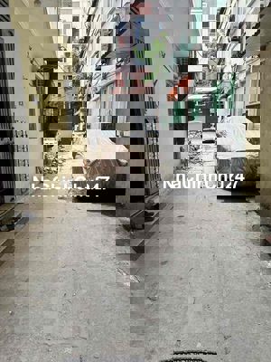 Bán Đất Tặng Nhà Phố Đội Cấn- Sổ Đỏ 40m2 -3 Tầng 2 Phòng Ngủ