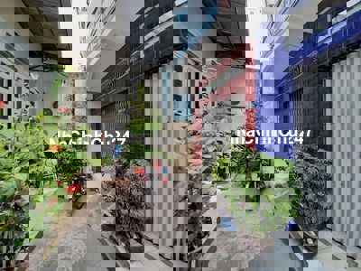 Chính chủ bán nhà đúc thật 2p xe máy đi quận 5