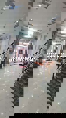 🏘💐 4,5x12, 2 lầu, 3pn, 3 máy lạnh, 1 số nội thất khác.