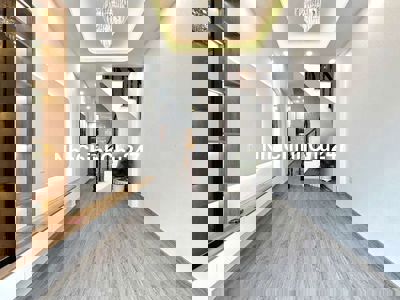 Chính chủ bán nhà hẻm xe tải, vào ở liền.