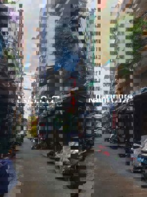 Nhà Nát - Cạnh CC Bàu Cát 2 - 40m2  xe hơi ngủ nhà