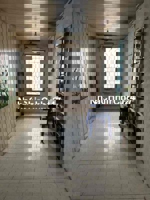 Chính chủ cần bán gấp căn hộ tập thể tầng 2 có sổ đỏ 10/25m
