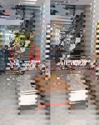 TÔI CHÍNH CHỦ BÁN TRỆT 2 LẦU NGAY VINCOM 550. DT 100M. MT KINH DOANH