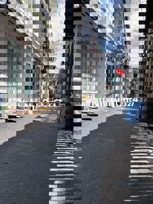 Nhà nhỏ , điện nước chính chủ. Thích hợp cho vợ chồng trẻ.