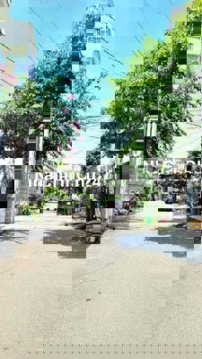 Chính chủ bán lô góc 2 mặt tiền đường ngang 6,5m rất đẹp ngay giáp Q2