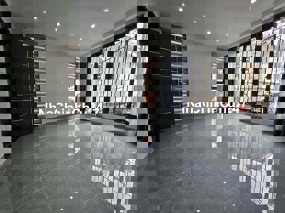 Bán nhà phố Trần Quốc Hoàn 65m2, ô tô tránh sổ đỏ chính chủ