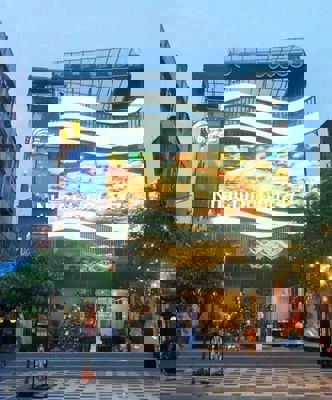 Mặt tiền Cách mạng Tháng 8 Ngay Vòng Xoay Dân chủ Quận 1