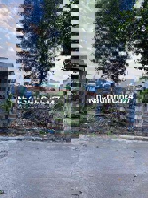 đất chính chủ  hướng đông Nam, diện tích 136,7m2, đã có sổ