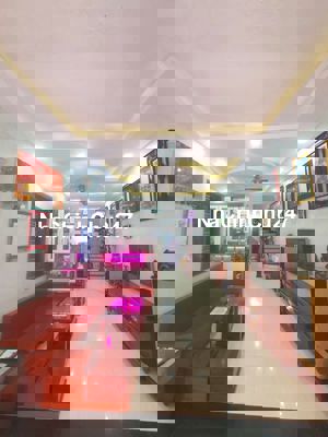 Chính chủ,Bán gấp,Sổ đỏ,Vị trí đắc địa,Gần trường học,full nội thất