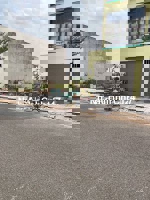 Chủ ngộp bán gấp nền đất 80m2 gần chợ Bình Chánh,nằm ngay MT đường lớn