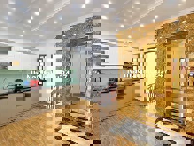 Gía cực kì tốt, chủ cần tiền bán cực gấp, Chùa bộc nhà mới, thang máy