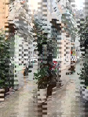 Nhà chính chủ cấp4. Cách 1 căn ra đường lớn xe hơi