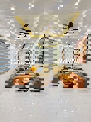 Tập thể tầng 3 Hoàng Quốc Việt, 2 ngủ, 2WC, sổ chính chủ 3,85 tỷ