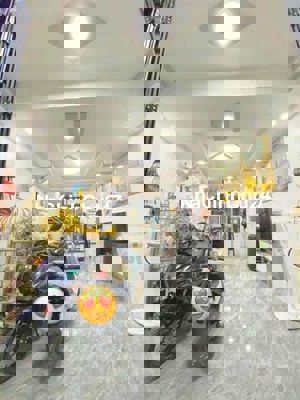 Nhà 9 chủ đang ở