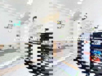 Căn hộ ban công - full nội thất, không chung chủ, trống sẵn