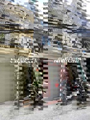 Chính chủ cần bán gấp căn nhà phố Trạm, 34m, 5 tầng, ô tô đỗ cổng.