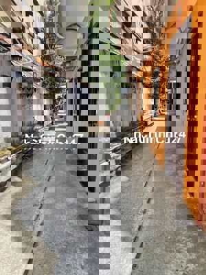 Nhà Quận 3_Chính Chủ 1 Đời - 4m*11m 2 Lầu Chỉ 5.7 tỷ Cực Ngon.