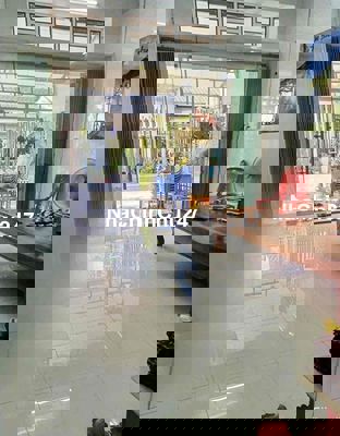 Chính chủ bán nhà ngay sân trung tâm Kiến Tường