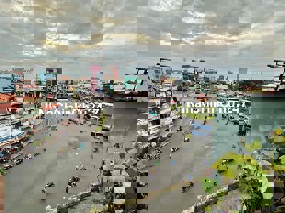 Chính chủ cần bán nhà mặt tiền ngay vòng xoay