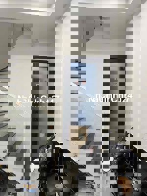 Nhà ở trong hẻm, trần hưng ďạo, Q1, giấy tờ chính chủ