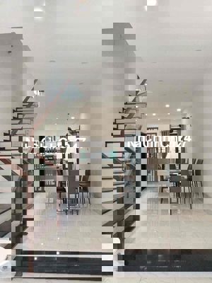 Chính chủ gửi bán NHÀ 3 TẦNG, do chuyển công tác cần chuyển nhượng lai