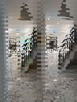 Nhà gần mặt tiền sầm uất, chủ kẹt tiền bán gấ